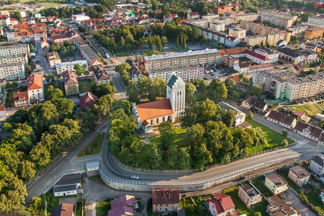 Goldap, centrum miasta z kosciolem NMP Matki Kosciola. EU, Pl, Warm-Maz. Lotnicze.